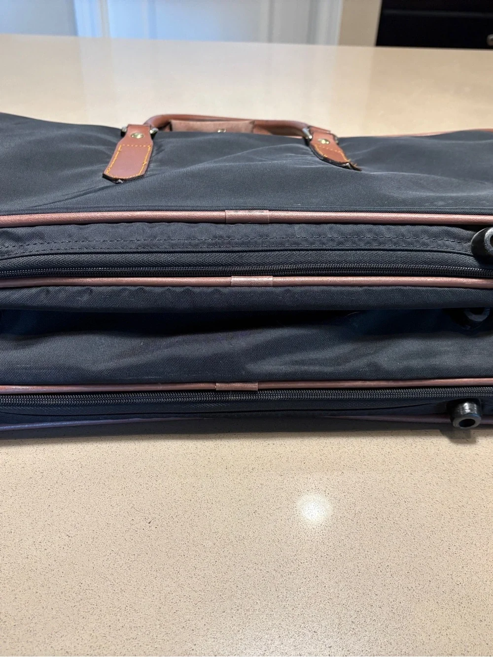 Vintage Lark expandable carry on suite case Black with 3 sections